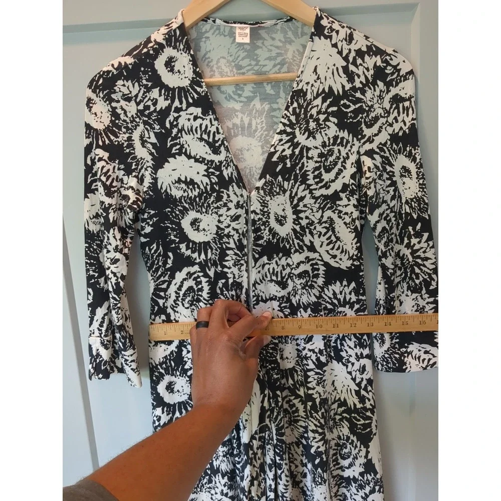 Diane Von Furstenburg Vintage Size 6 100% Silk Wrap Floral Dress‎